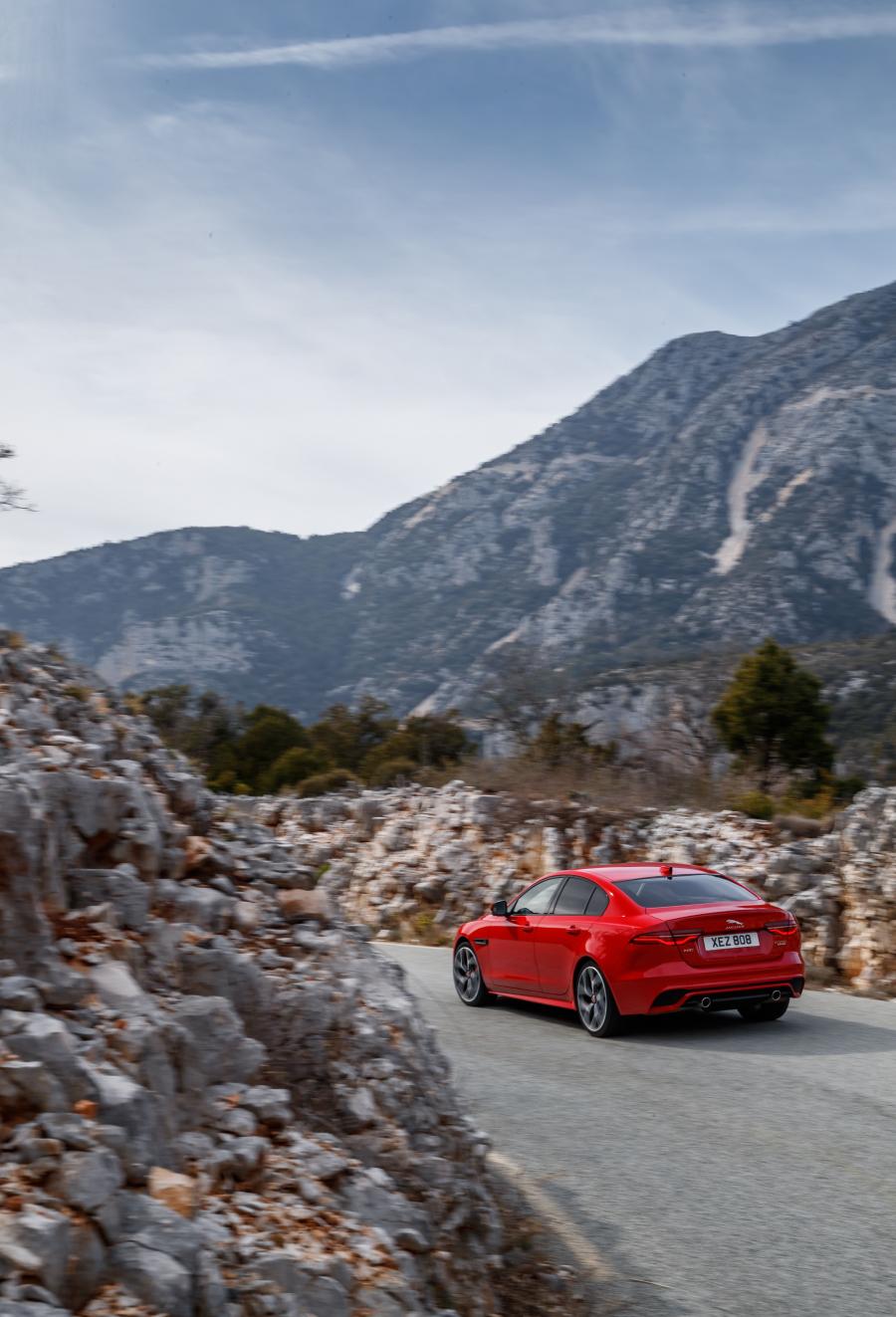  Jaguar XE P300 R-Dynamic 2019 года  (WW) (фото 32 из 51)